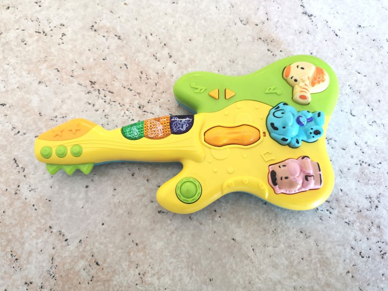 Toy guitar (non-working), free — Valencia, Spain Toy guitar (non-working), free — Valencia, Spain