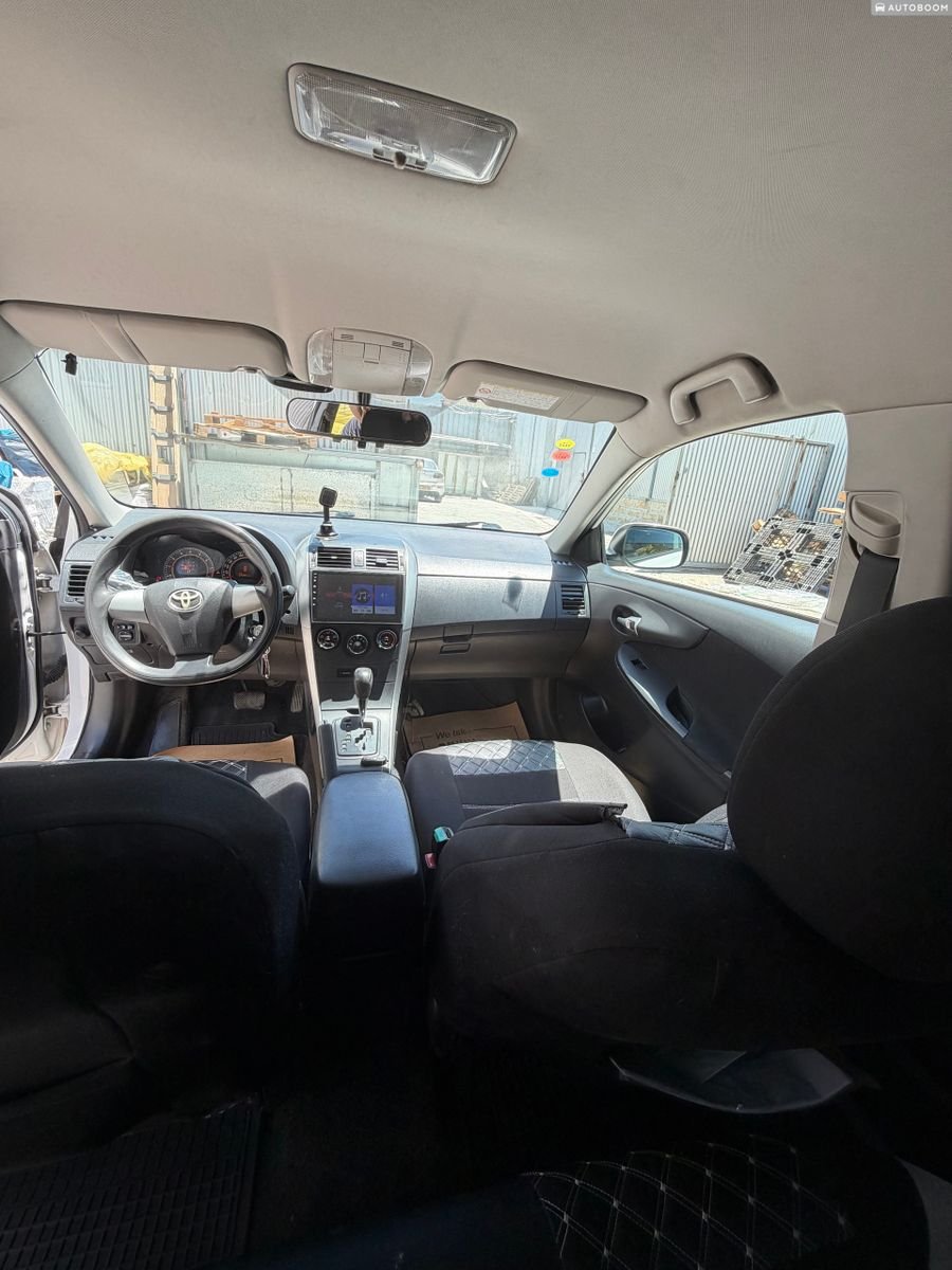 Toyota Corolla 2010 automatic sedan white — Tel Aviv, Israel