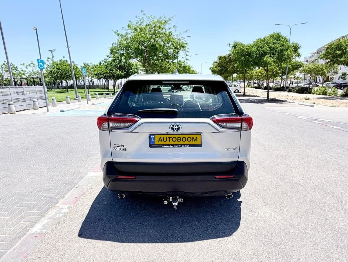 Toyota RAV4 2022 silver E-volve hybrid automatic — Tel Aviv, Israel