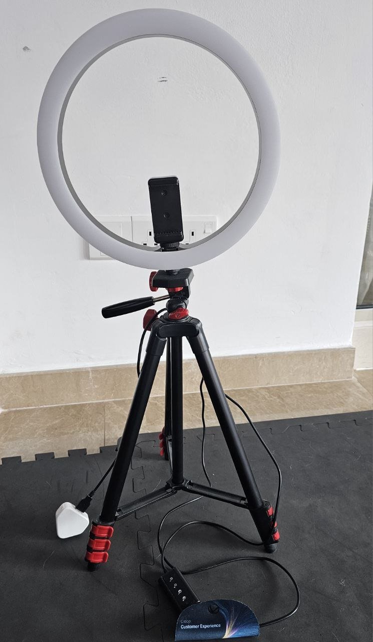 Trípode con aro de luz y soporte para teléfono — used — Limasol, Chipre
