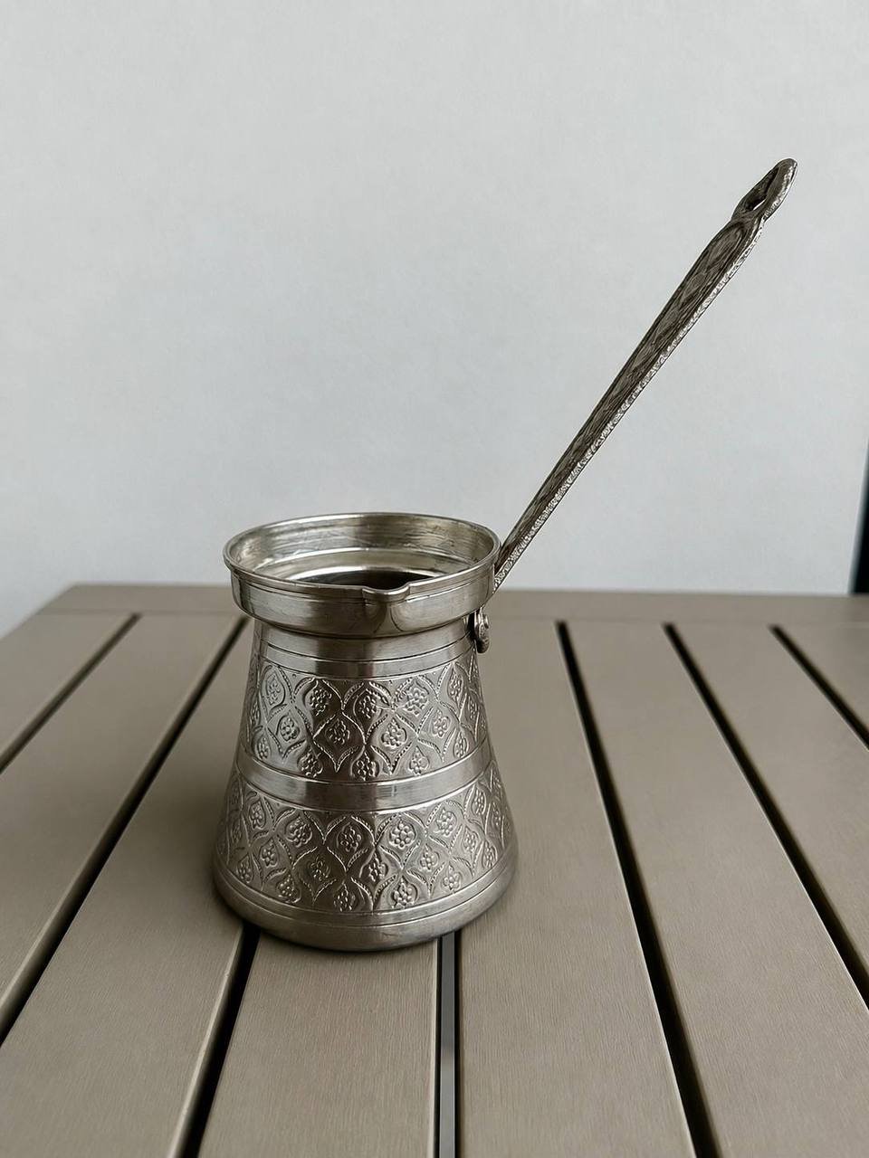 Cafetera turca de cobre con grabado — Alanya, Turquía