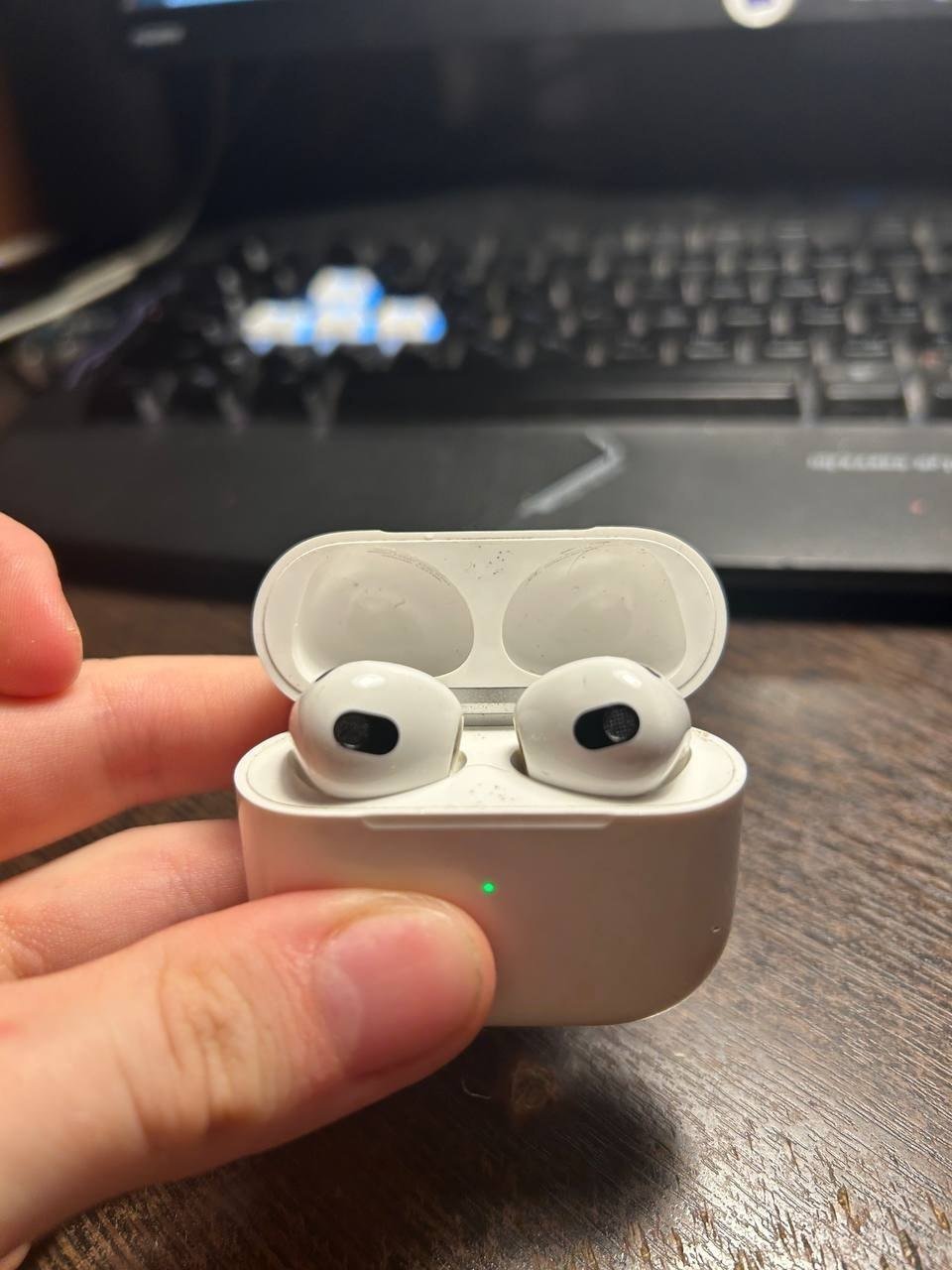 Auriculares inalámbricos usados AirPods (Lightning/otros) — usado — San Petersburgo, Rusia