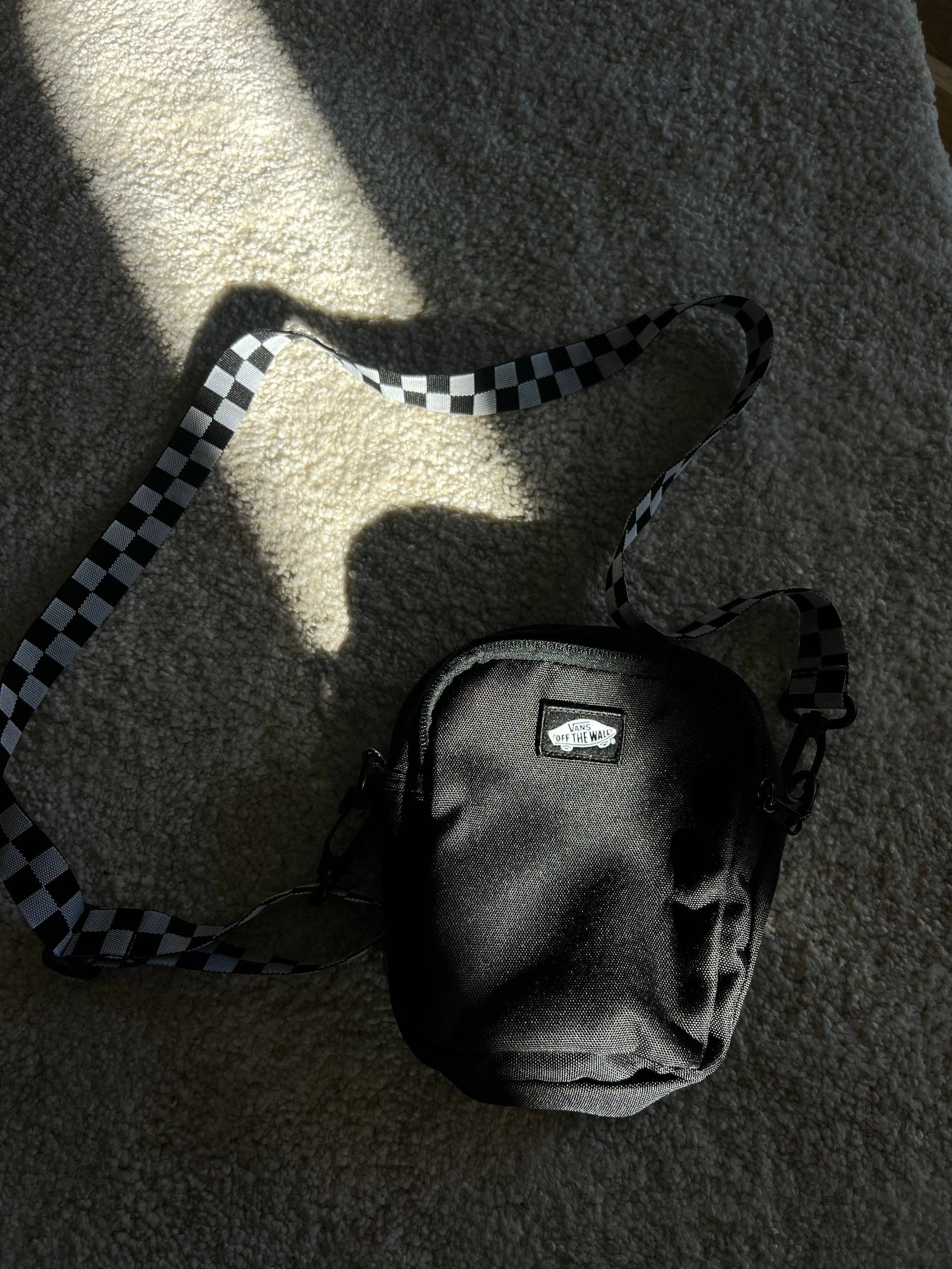 Bolso cruzado Vans con correa ajustable — Belgrado, Serbia Bolso cruzado Vans con correa ajustable — Belgrado, Serbia