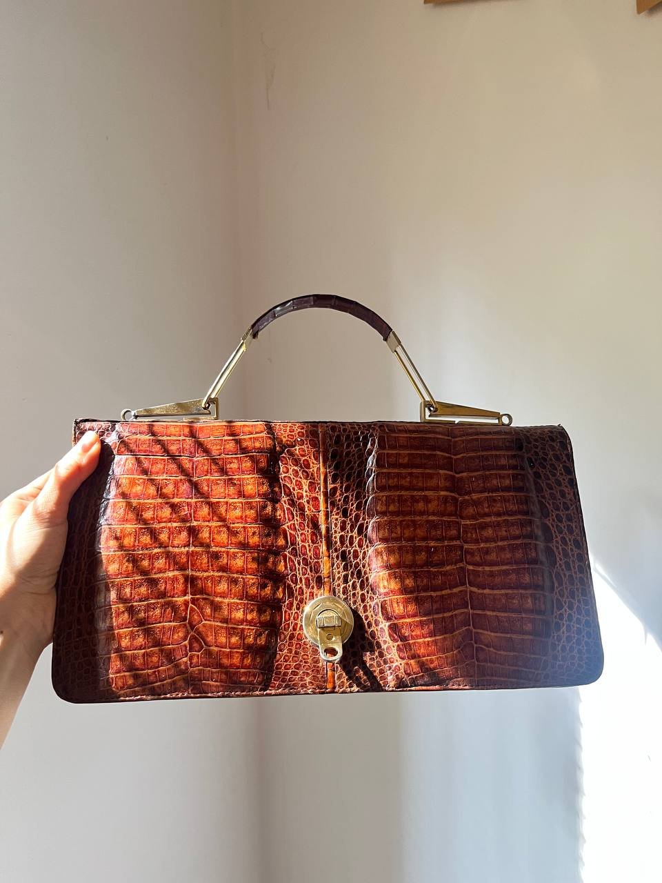 Bolso vintage de cuero con asa superior — Belgrado, Serbia Bolso vintage de cuero con asa superior — Belgrado, Serbia
