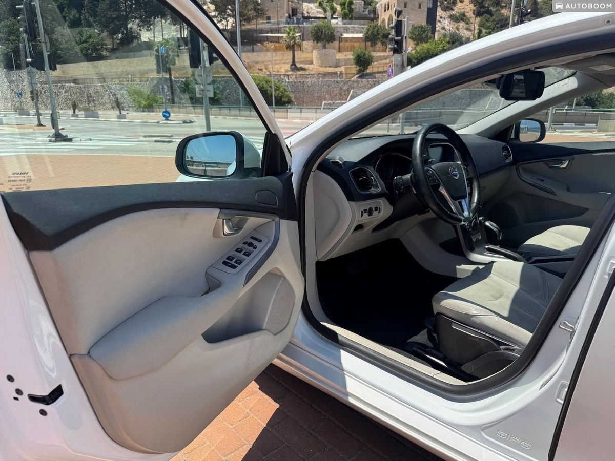Volvo V40 2016 Kinetic, automatic, diesel — Haifa, Israel