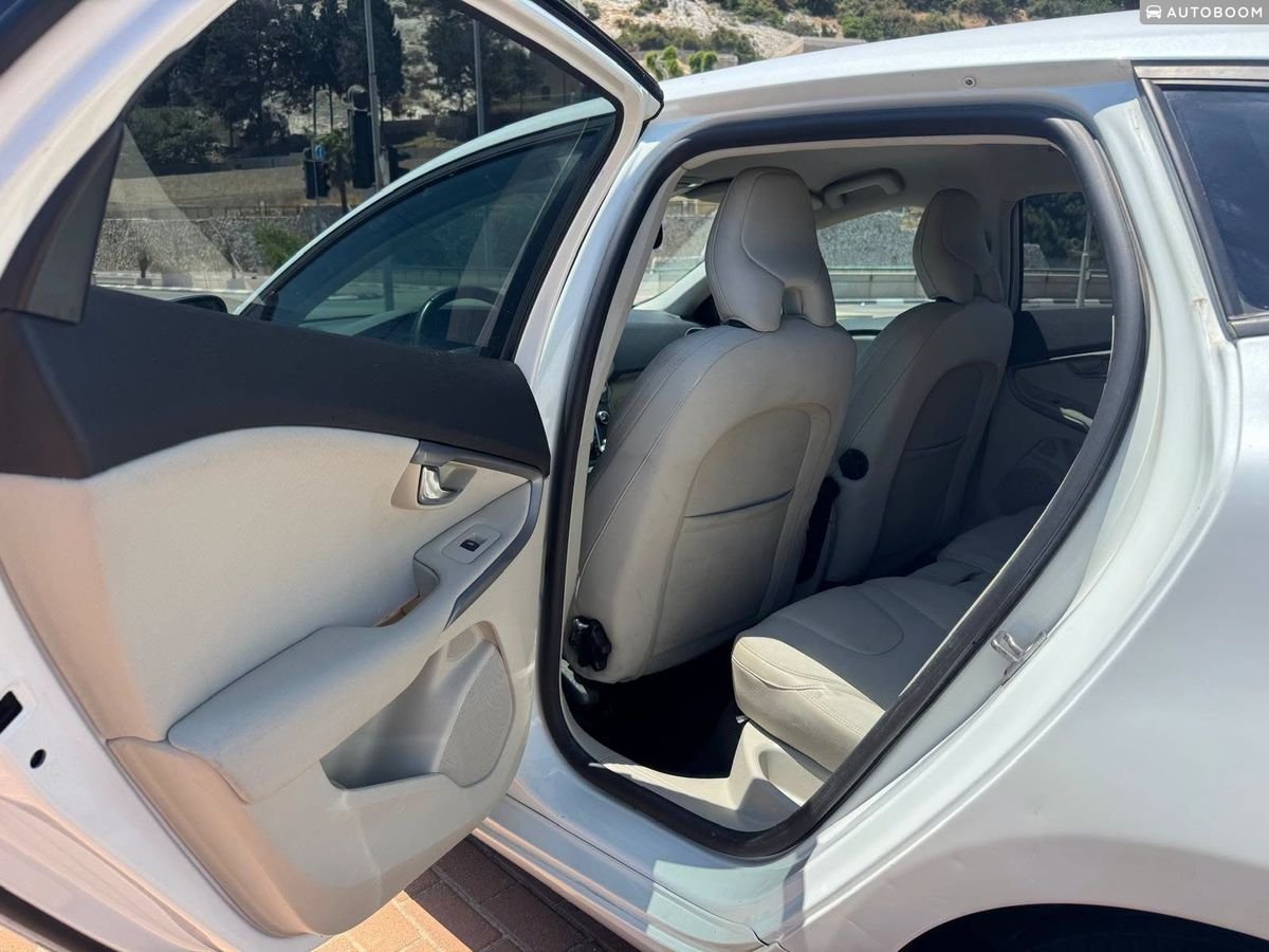 Volvo V40 2016 Kinetic, automatic, diesel — Haifa, Israel