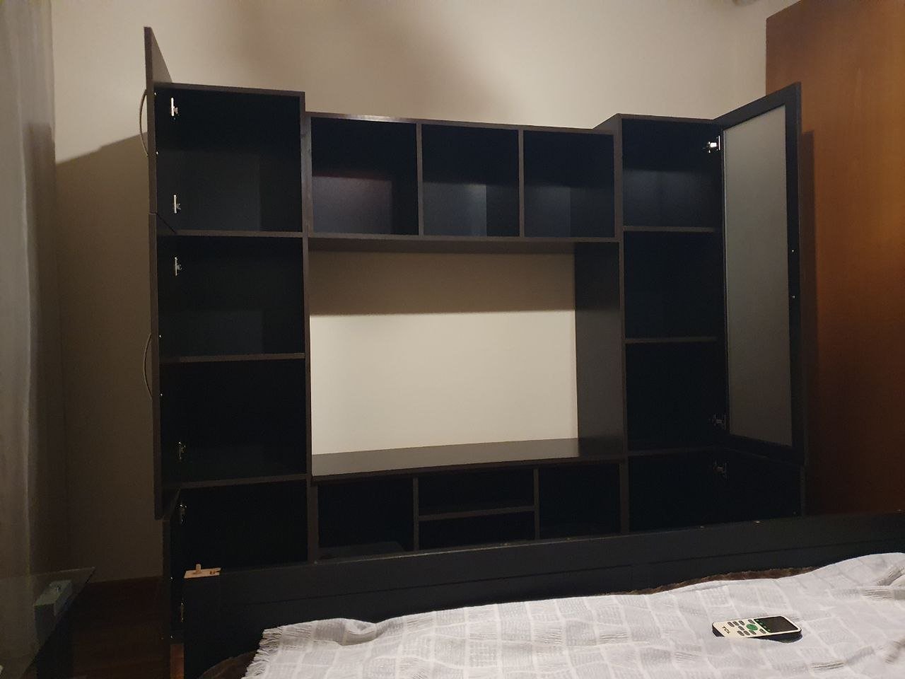 Mueble para TV en wengué, 210.5 cm — Limasol, Chipre