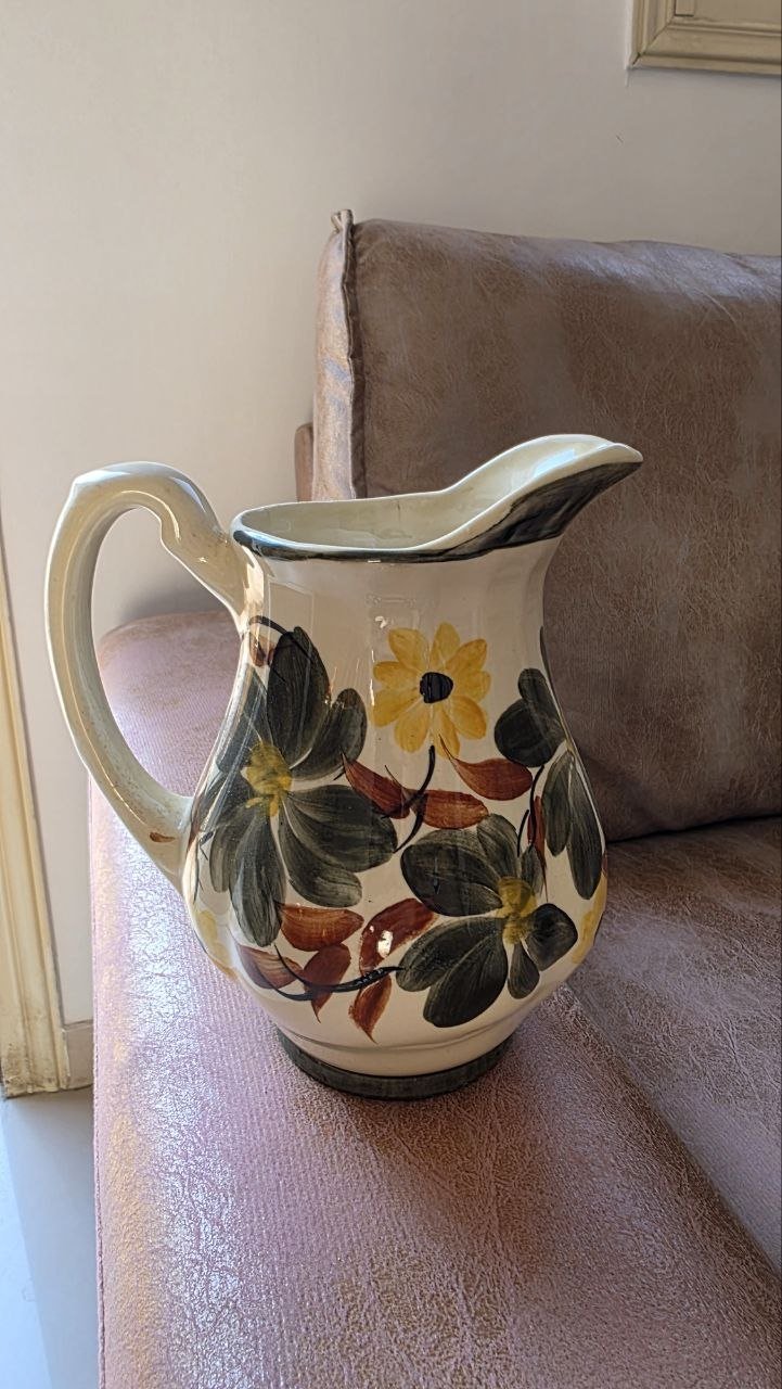 Jarra de cerámica blanca con diseño floral — Limasol, Chipre Jarra de cerámica blanca con diseño floral — Limasol, Chipre