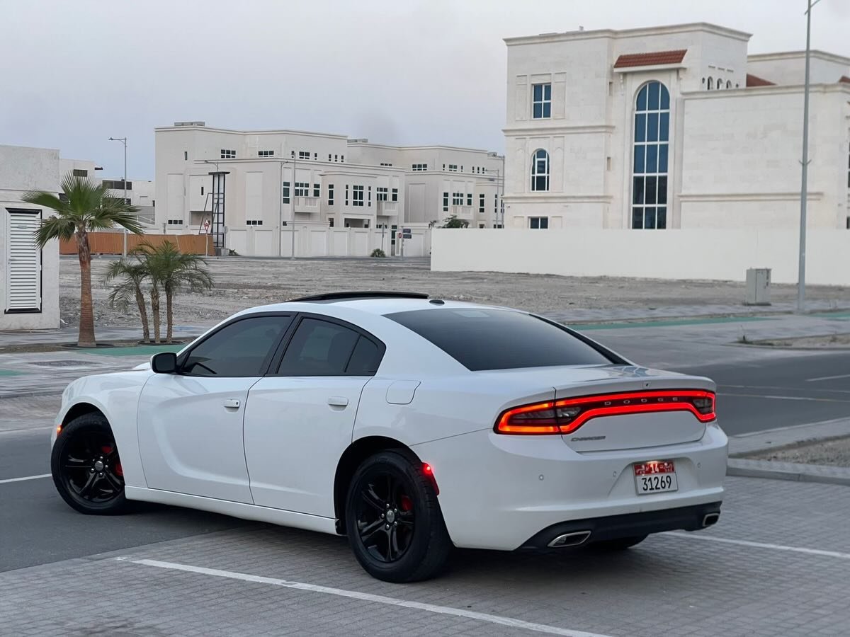 Dodge Charger 2019 белый 90 тыс — б/у — Дубай, ОАЭ