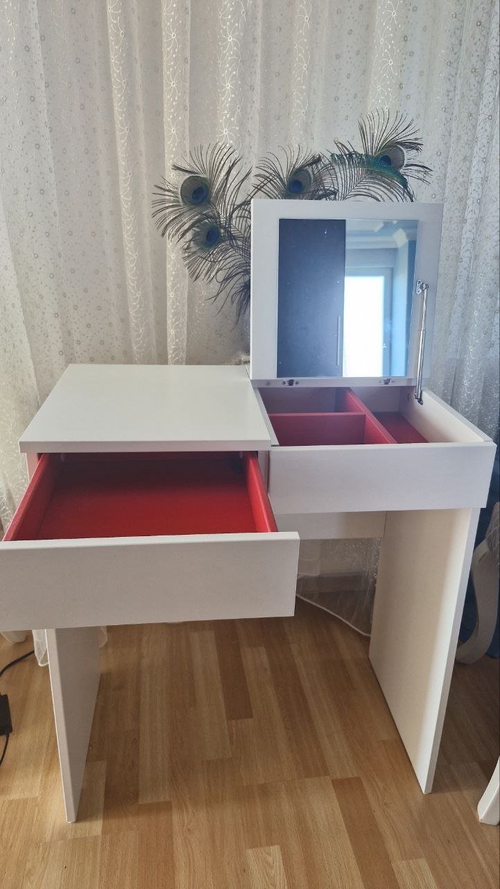 White dressing table with mirror and drawers — Antalya, Turkey White dressing table with mirror and drawers — Antalya, Turkey