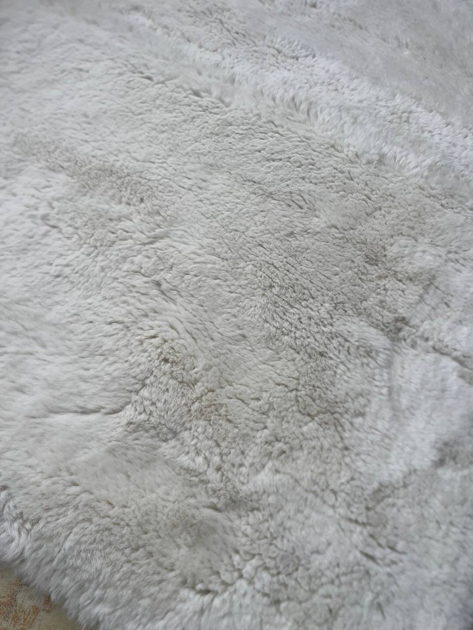 White fluffy rug 20 GEL — perfect — Tbilisi, Georgia