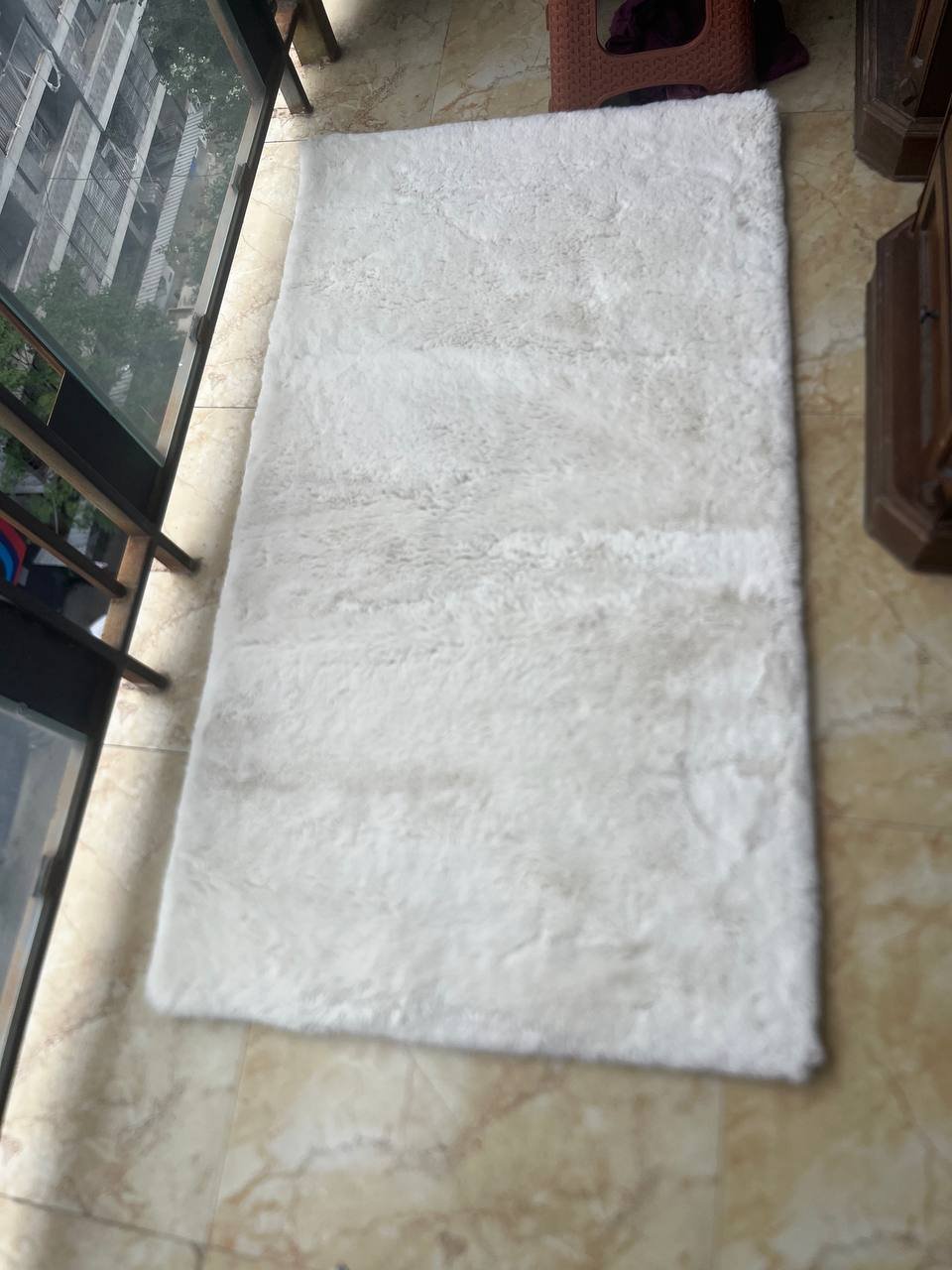 White fluffy rug 20 GEL — perfect — Tbilisi, Georgia
