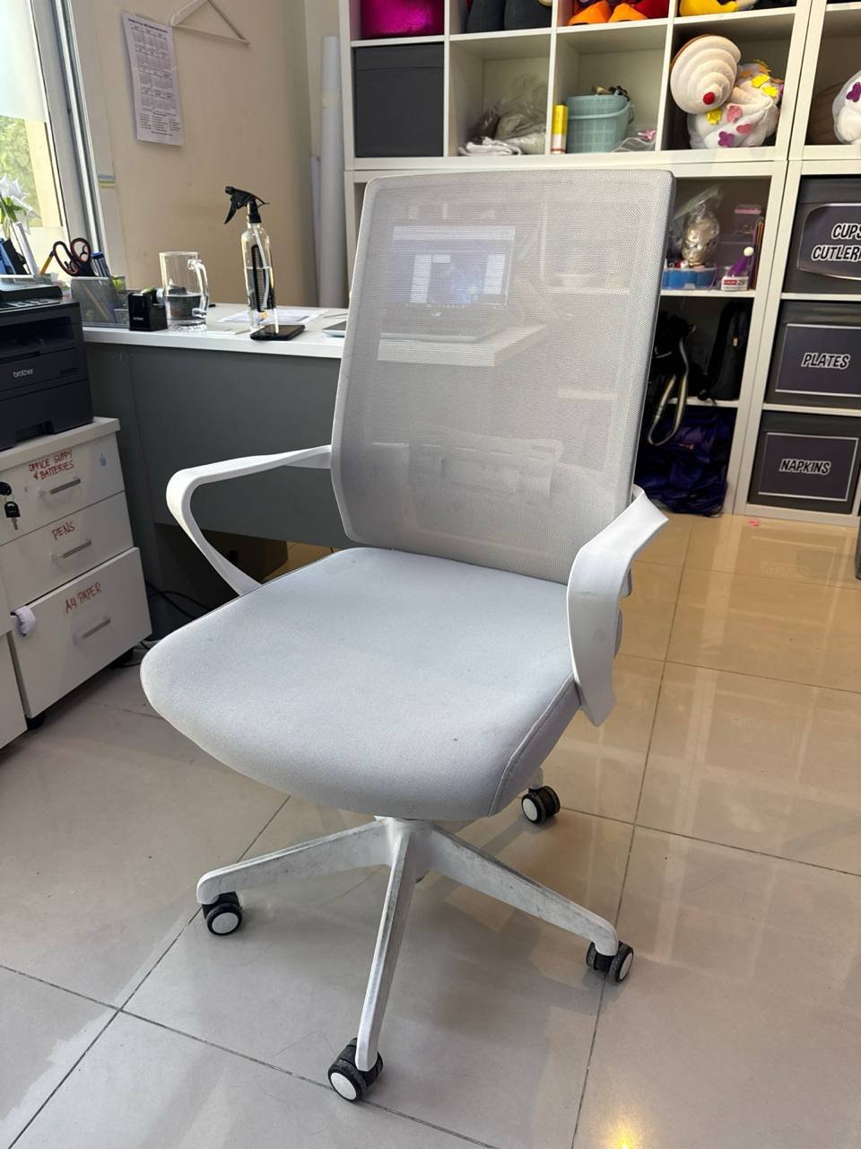 Офисное кресло mesh бело-серое, 150 AED — Дубай, ОАЭ Офисное кресло mesh бело-серое, 150 AED — Дубай, ОАЭ