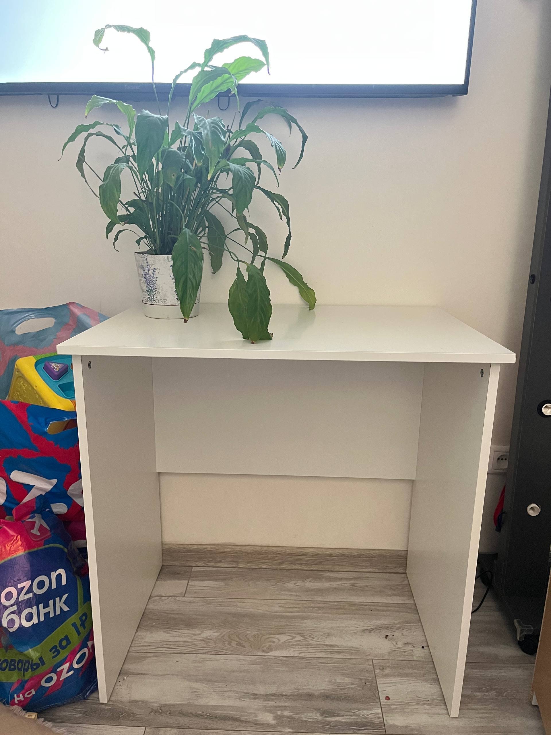 Escritorio blanco IKEA (52×75 cm) — normal, no visible damage — San Petersburgo, Rusia