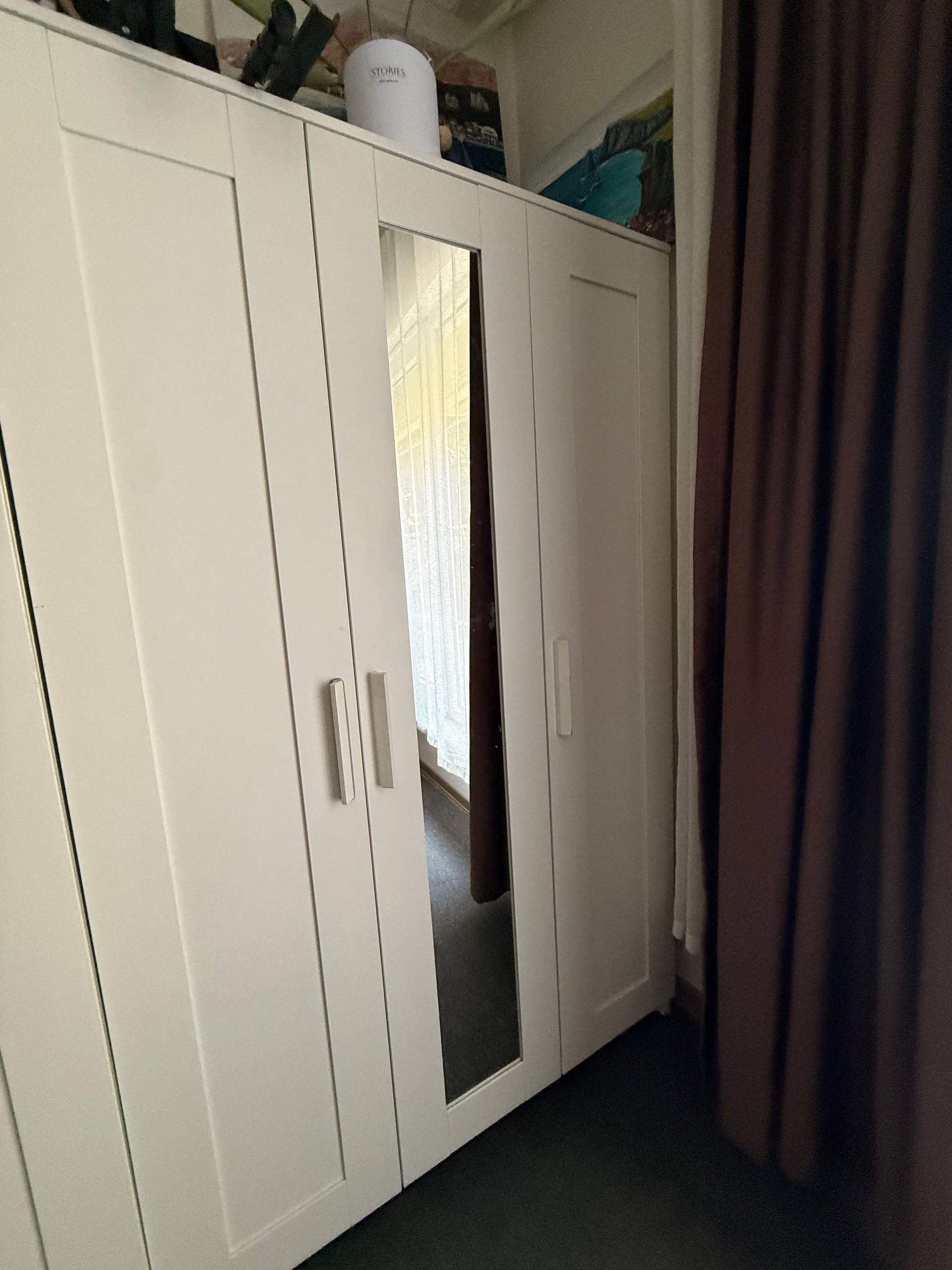 White mirrored wardrobe 5000 lira — Antalya, Turkey