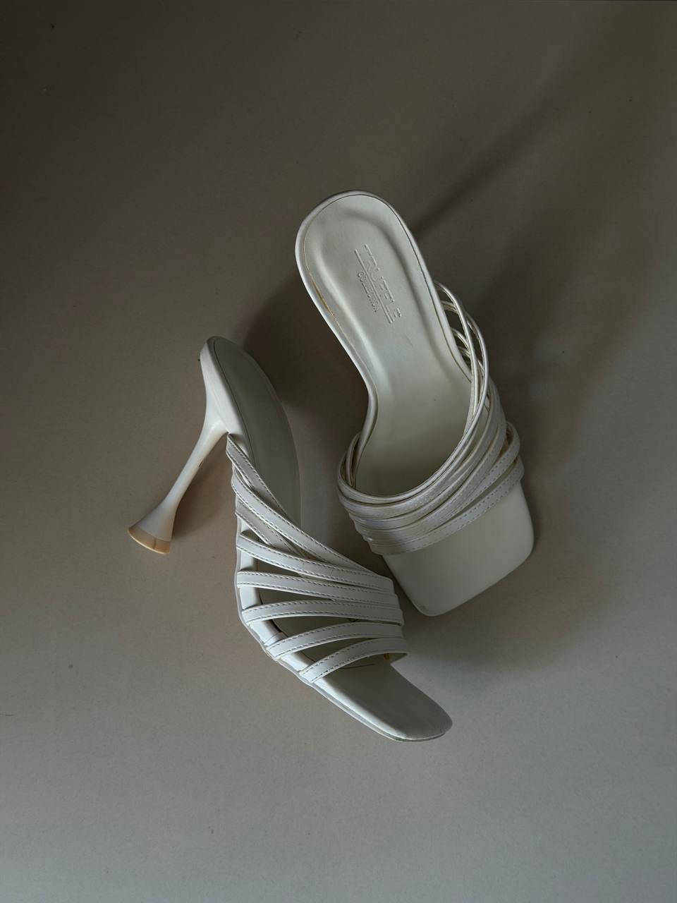 Sandalias blancas Truffle Collection, talla 37 — Limasol, Chipre Sandalias blancas Truffle Collection, talla 37 — Limasol, Chipre