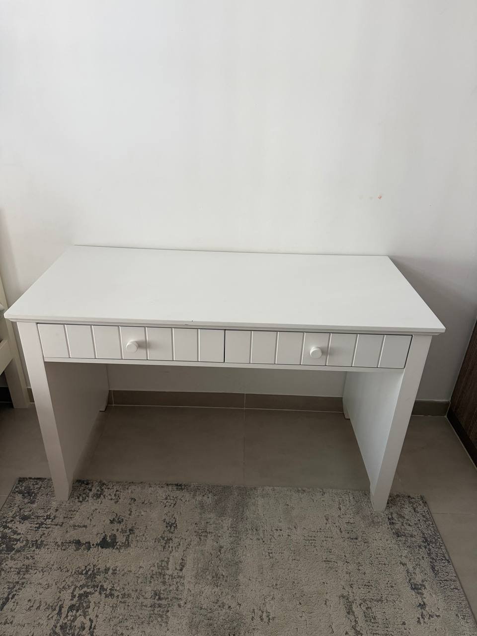 Письменный стол белый деревянный 200 AED — used — Дубай, ОАЭ