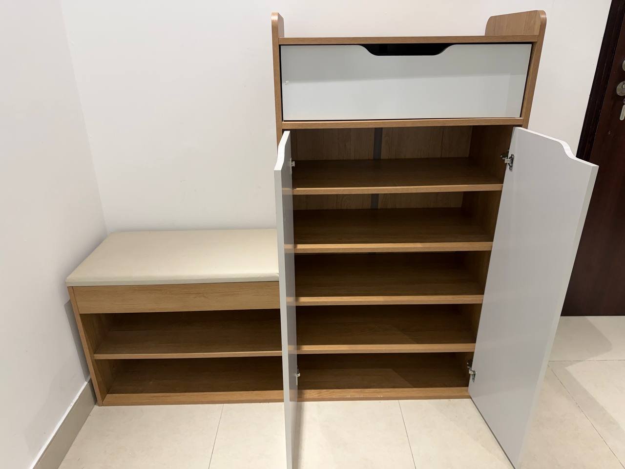 رف كتب خشبي Midtown — دبي, الإمارات