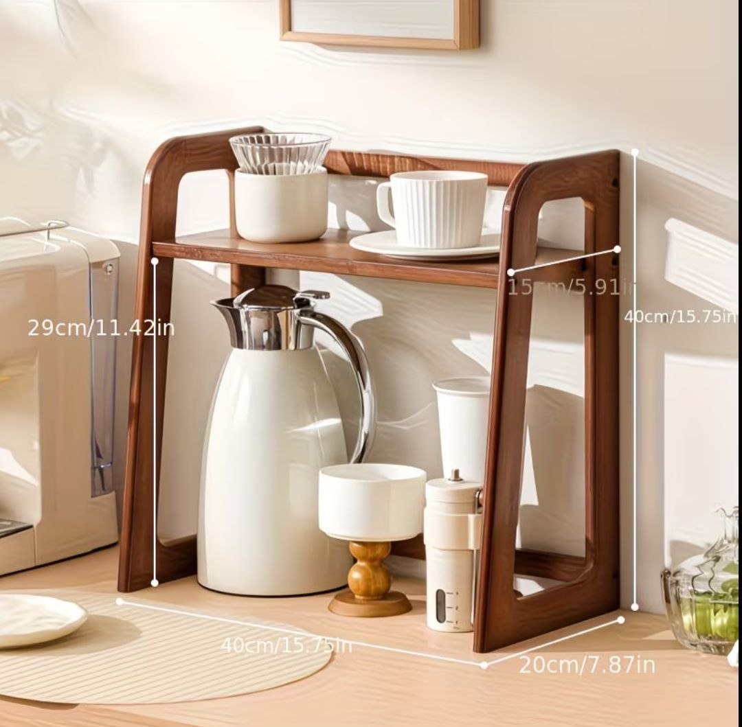 Estante de cocina de madera con cafetera y taza — Belgrado, Serbia