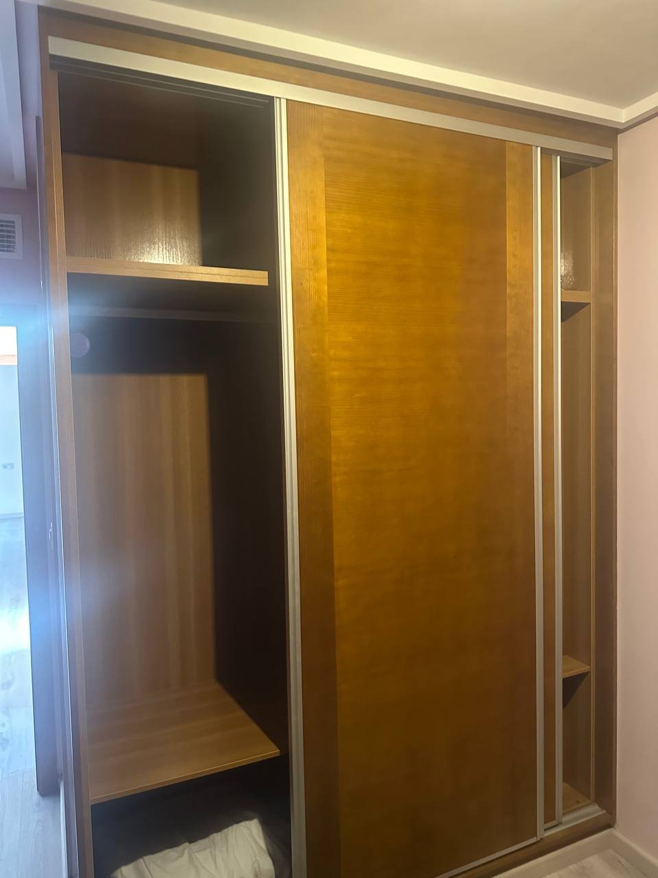 Armario de madera con puertas correderas — used — Alicante, España