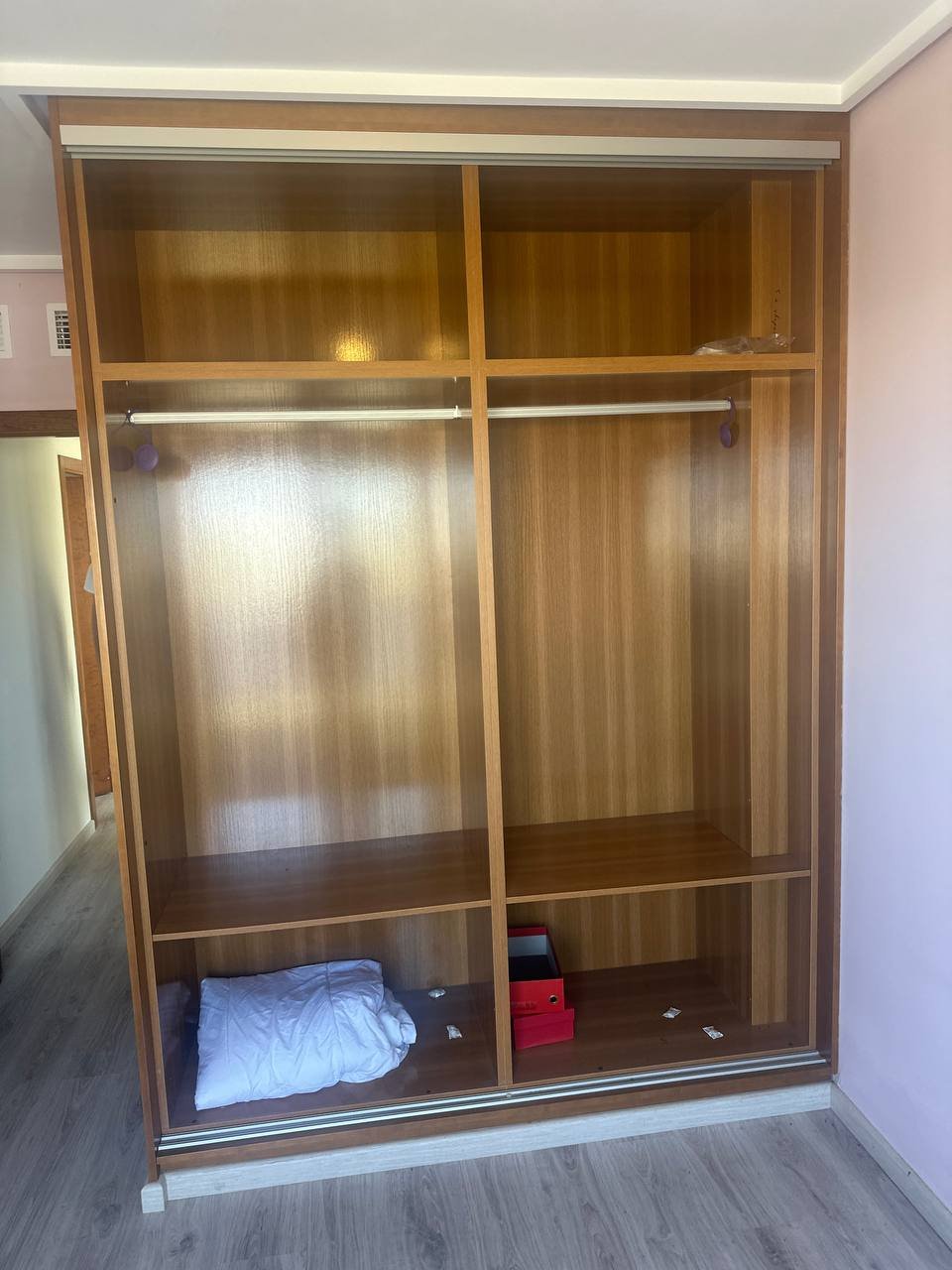 Armario de madera con puertas correderas — used — Alicante, España