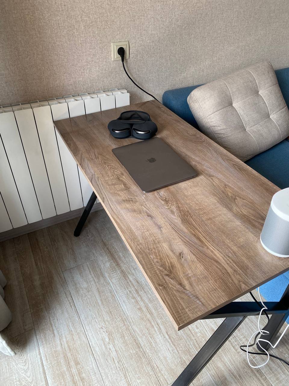 Escritorio de trabajo con marco metálico y adaptador de carga, nuevo — new — Tiflis, Georgia