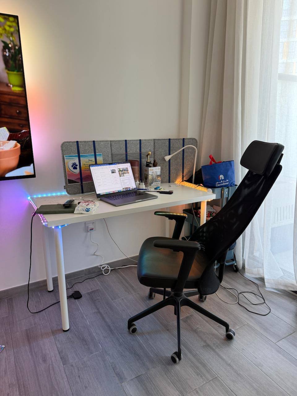 Рабочий/игровой стол с подсветкой и стул 250 AED — Дубай, ОАЭ Рабочий/игровой стол с подсветкой и стул 250 AED — Дубай, ОАЭ