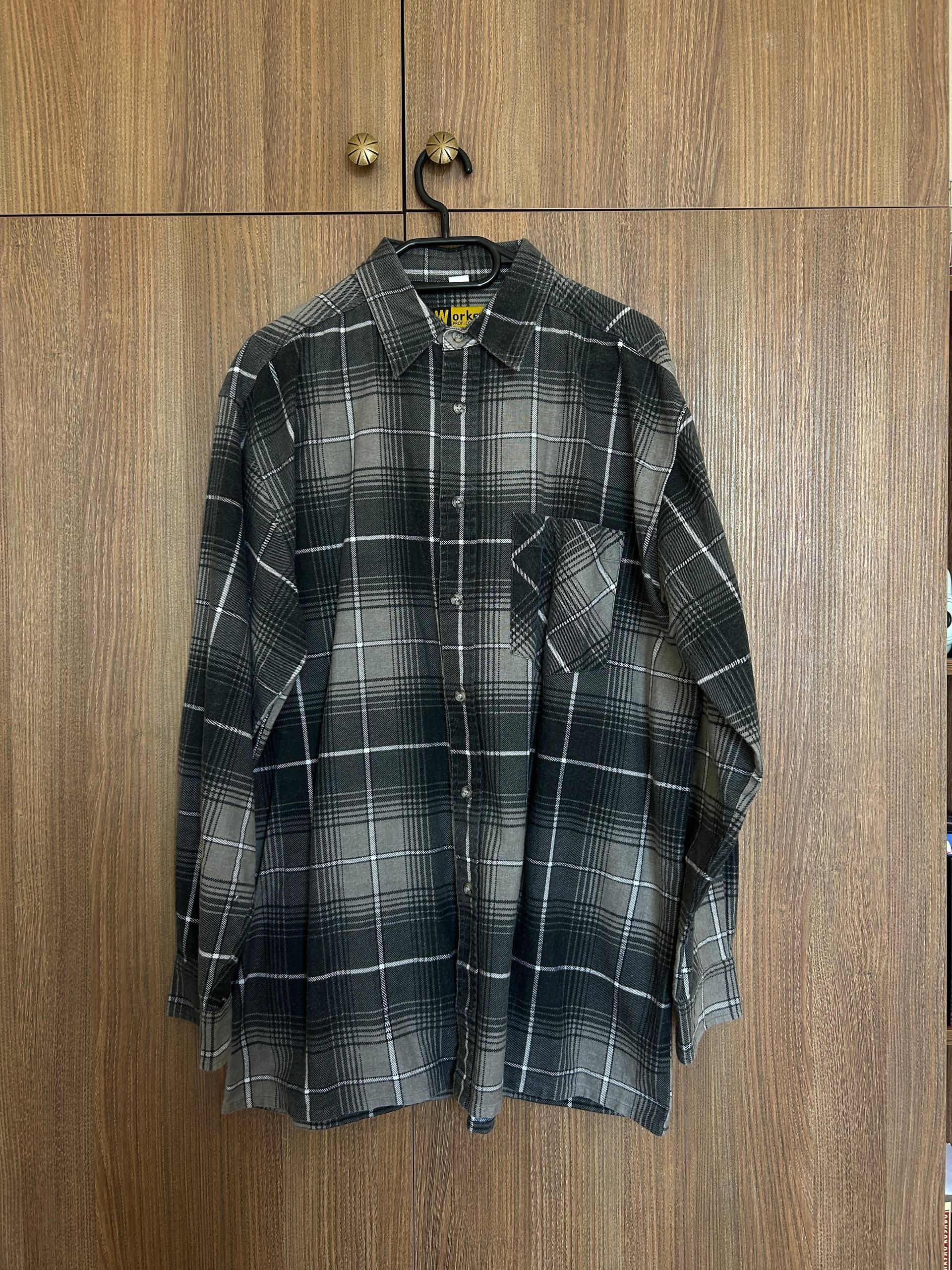 Camisa a cuadros Worker, talla L — Tiflis, Georgia