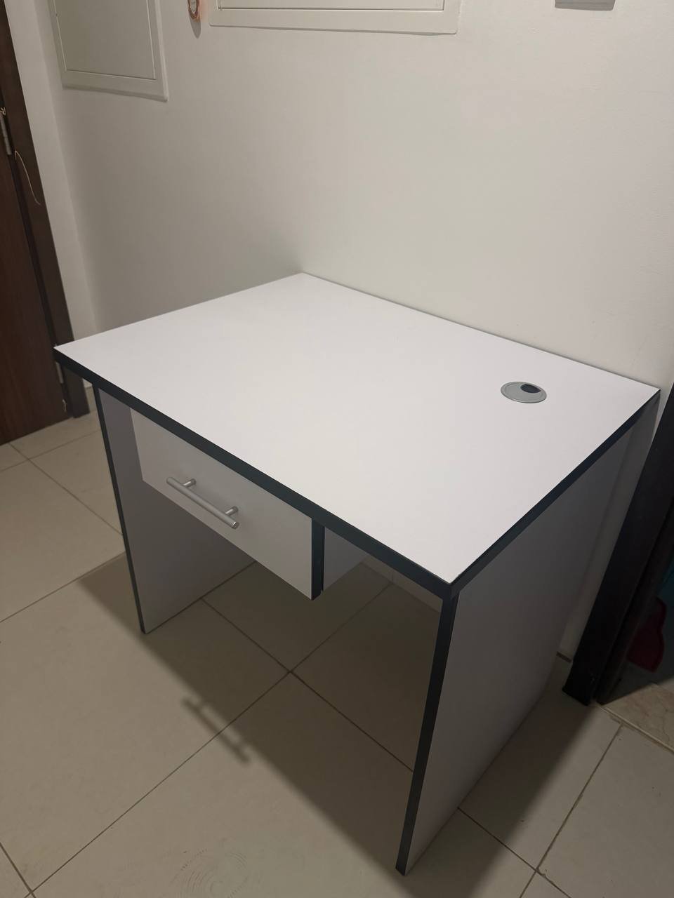 Письменный стол 50 AED — used — Дубай, ОАЭ
