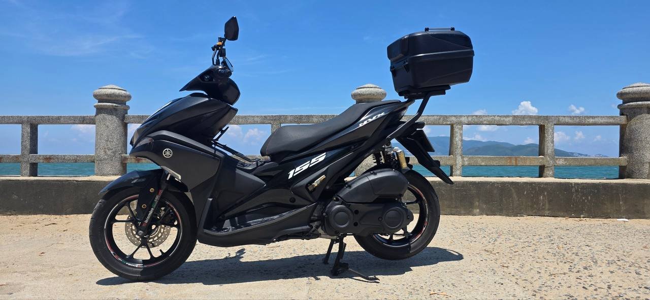 Yamaha NVX 155 scooter 2017 with top case — Nha Trang, Vietnam
