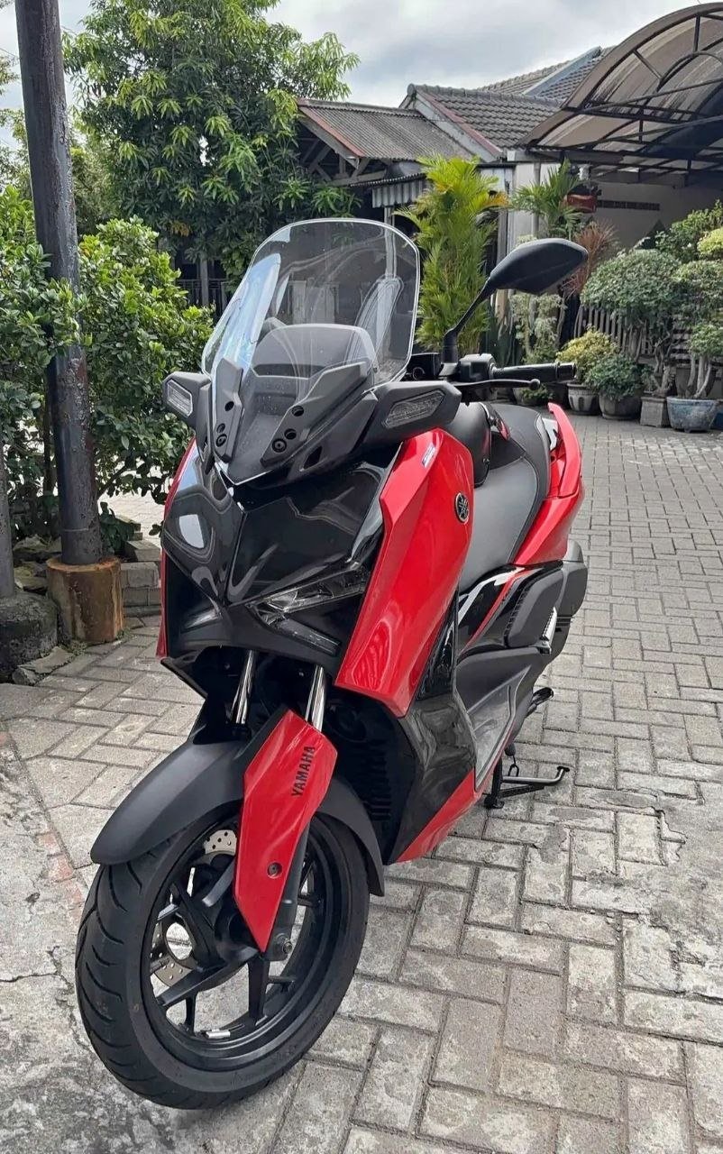 Yamaha XMAX 2025 черно-красно-серебристый — Бали, Индонезия Yamaha XMAX 2025 черно-красно-серебристый — Бали, Индонезия